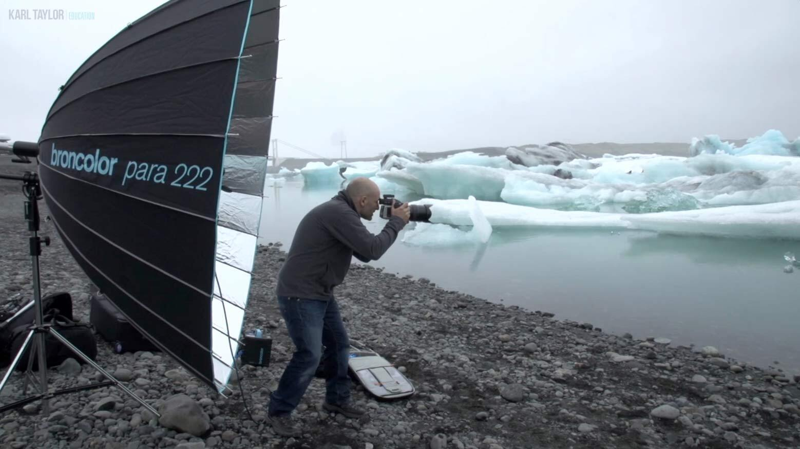 Fotógrafo en una sesión al aire libre con un reflector Broncolor